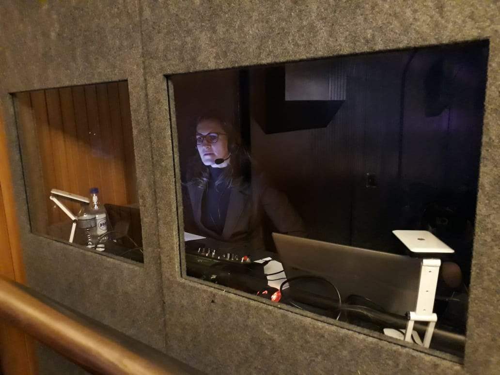Mari em cabine de audiodescrição